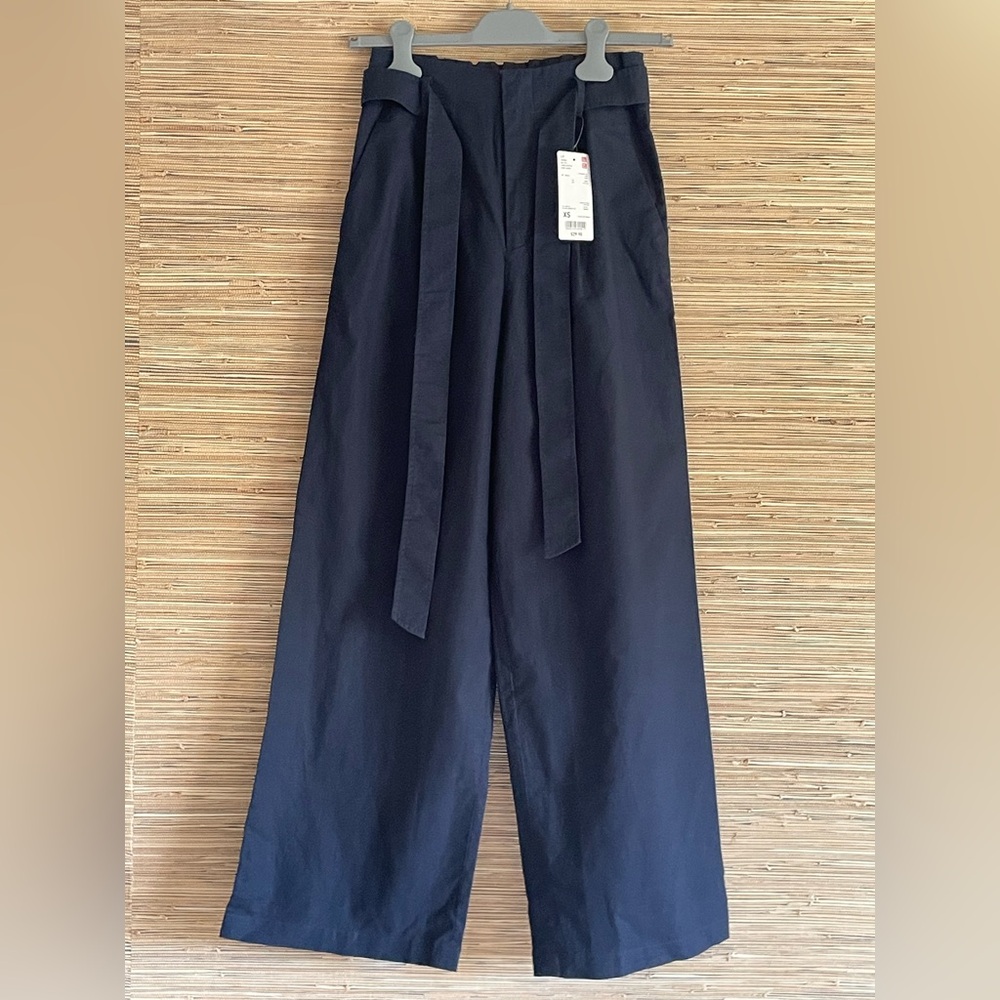 UNIQLO Cotton Linen Blended Wide-Leg Pants in Navy Blue.